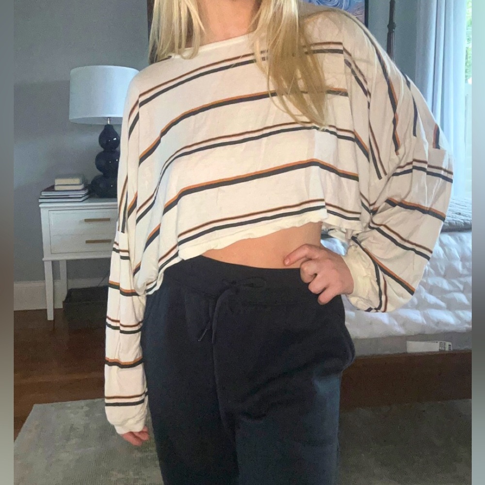 Cropped long sleeve flowing top with stripes.
